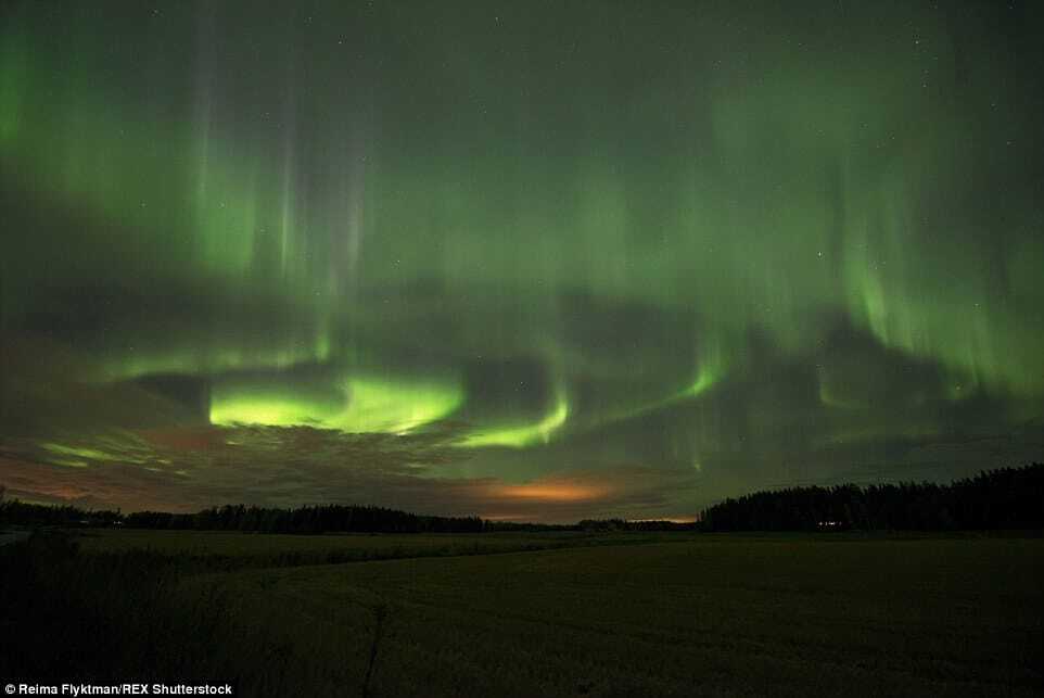 У небі над Британією вночі зійшла "Аврора": фото феномена природи