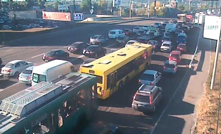В Киеве масштабная авария на мосту Патона парализовала движение на правый берег