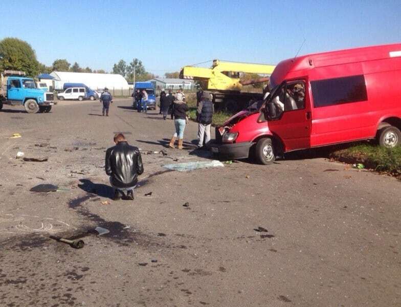 На Волині автокран в'їхав у мікроавтобус з людьми: фото з місця ДТП