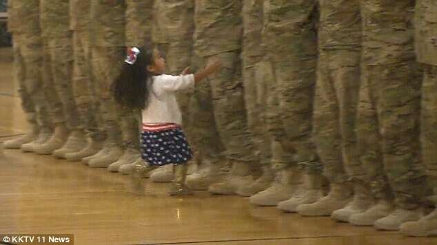 Зустріч доньки і батька, який повернувся з армії, підкорила соцмережі: опубліковано відео