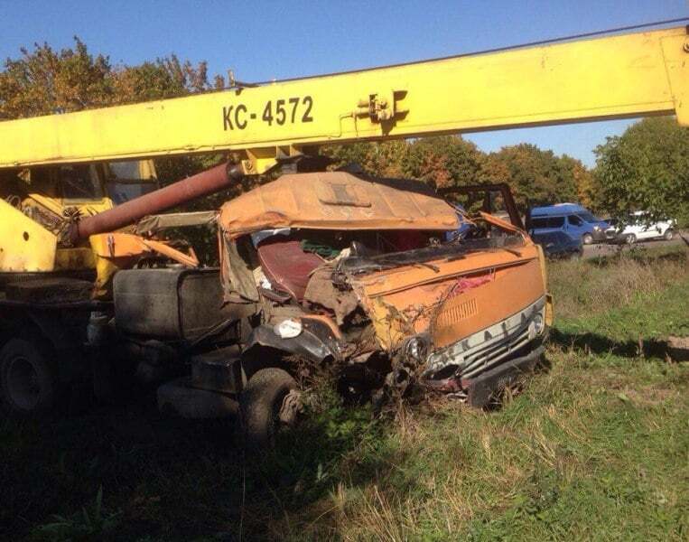 На Волині автокран в'їхав у мікроавтобус з людьми: фото з місця ДТП