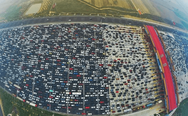 В Китае на 50-полосном шоссе возникла гигантская пробка: фото- видео