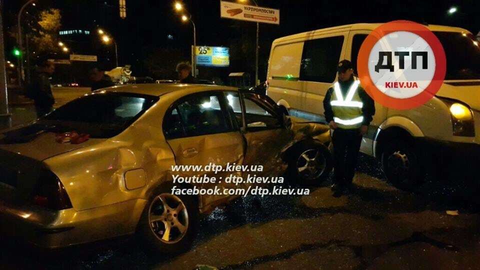 У Києві на перехресті розкидало три авто: фото і відео з місця ДТП