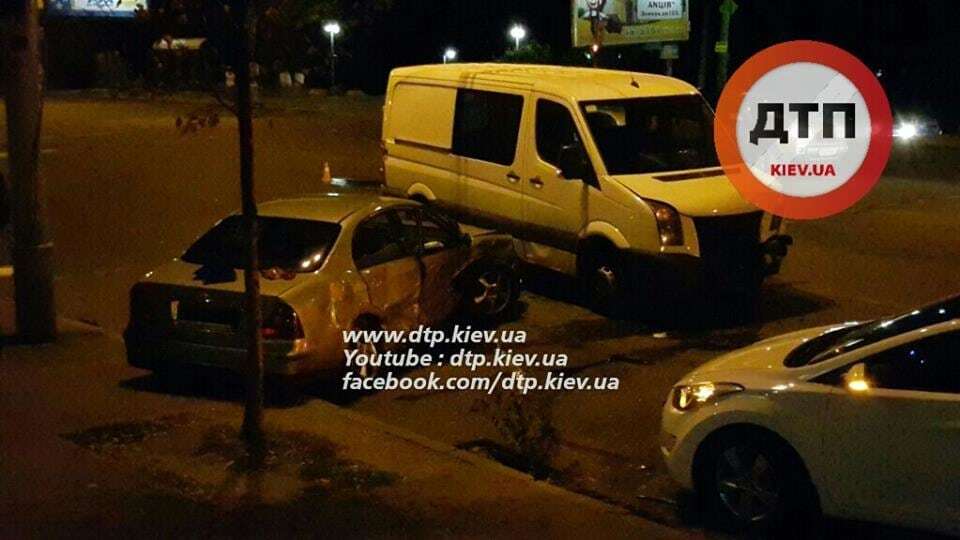 В Киеве на перекрестке разбросало три авто: фото и видео с места ДТП
