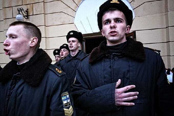 Нахімовці, які відмовилися присягати Росії, випустилися з коледжу в Британії: фотофакт