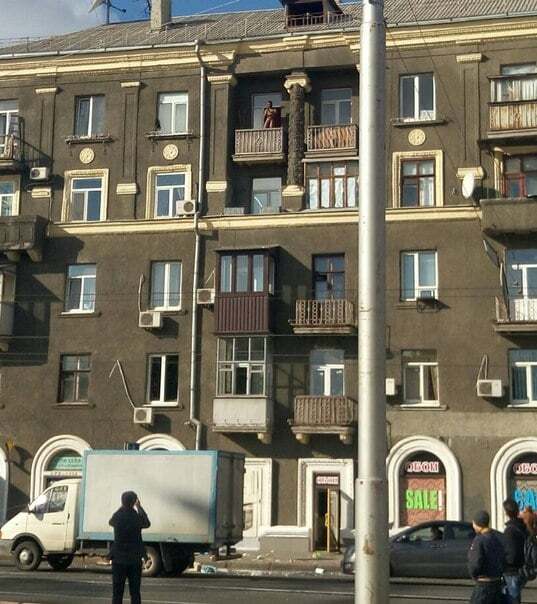 Пел и кидал мебель: в Харькове голый чернокожий устроил "дикие танцы" на балконе. Фото и видеофакт