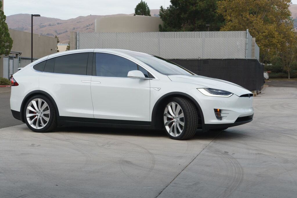 "Эксперты в восторге": первый тест-драйв культовой Tesla Model X