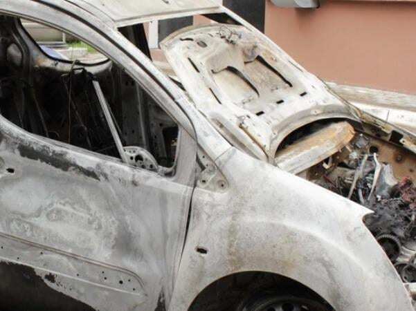 В Киеве возле жилого дома ночью загорелись два автомобиля