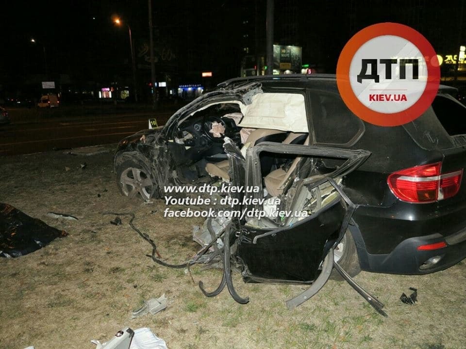 Смертельное ДТП в Киеве: BMW X5 протаранил столб