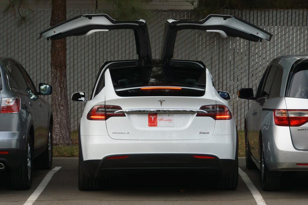 "Эксперты в восторге": первый тест-драйв культовой Tesla Model X