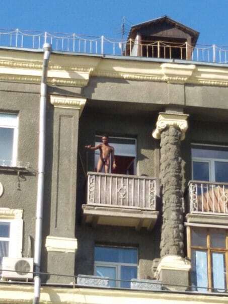 Пел и кидал мебель: в Харькове голый чернокожий устроил "дикие танцы" на балконе. Фото и видеофакт