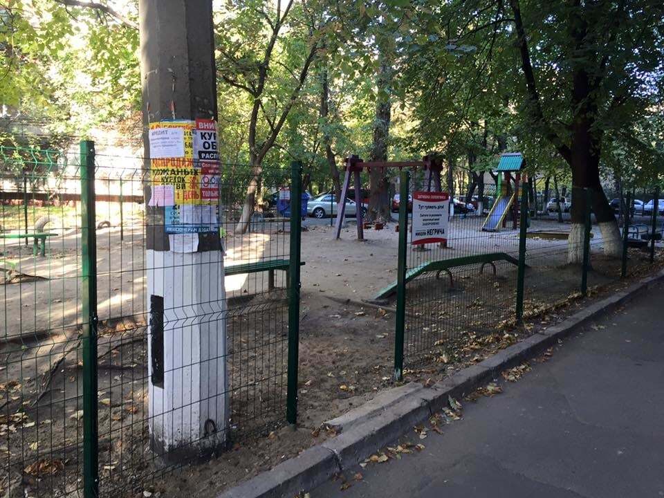 Как концлагерь? В соцсети киевляне устроили спор из-за забора на детской площадке