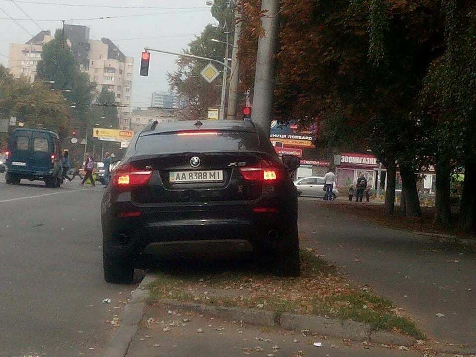 "Как олень": соцсети возмутила парковка элитного BMW в Киеве. Фотофакт