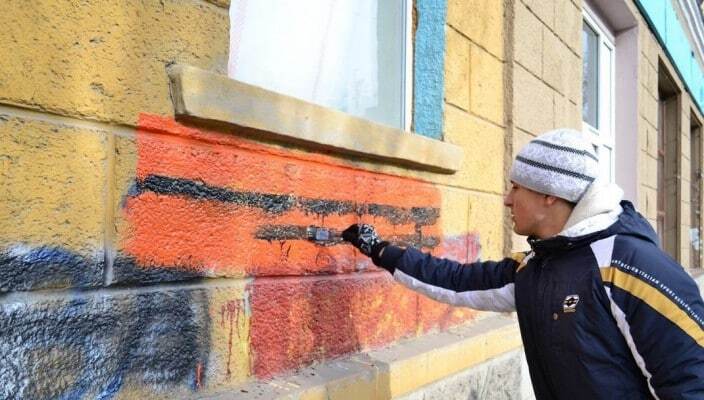 В окупованому Луганську зафарбували українські прапори чорним: опубліковані фото