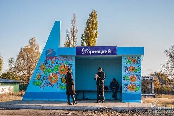 На Луганщині розмалювали зупинки в кольори "ЛНР": фоторепортаж
