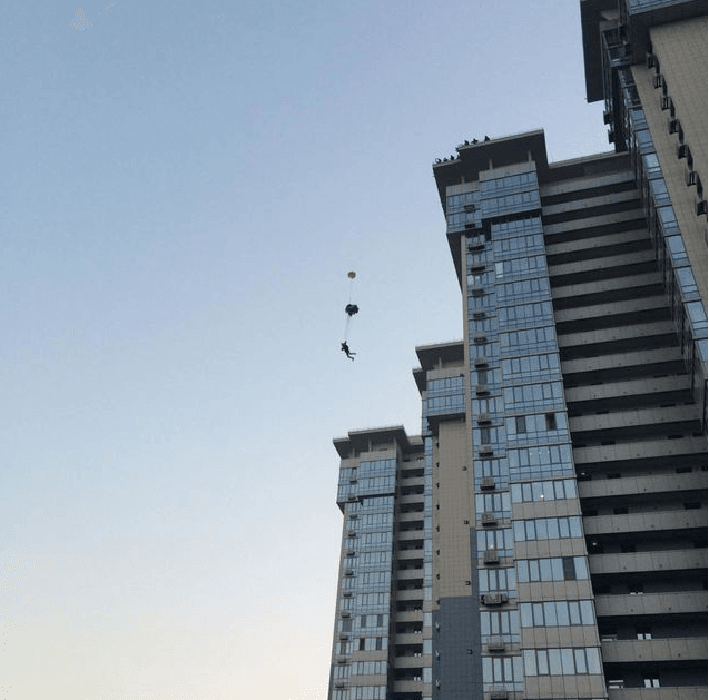 Киевлянин-экстремал прыгнул с крыши 25-этажного дома: опубликованы фото