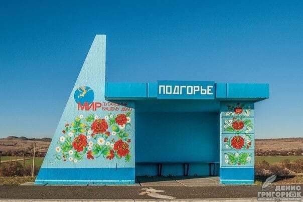 На Луганщині розмалювали зупинки в кольори "ЛНР": фоторепортаж
