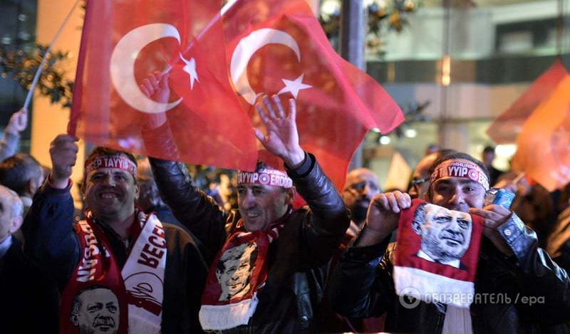 В Турции начались протесты из-за победы партии Эрдогана: фоторепортаж