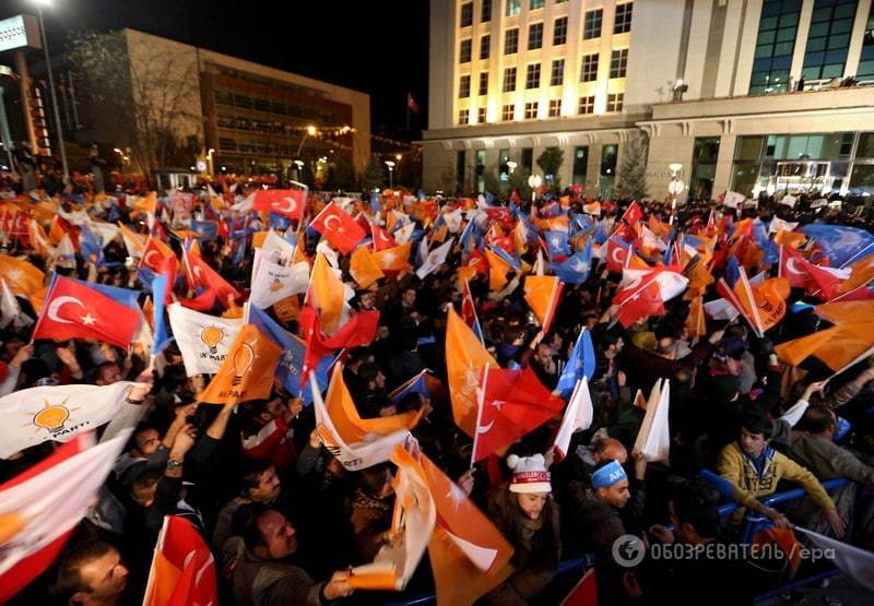 В Турции начались протесты из-за победы партии Эрдогана: фоторепортаж