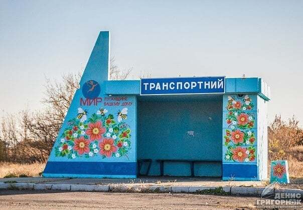 На Луганщине разрисовали остановки в цвета "ЛНР": фоторепортаж