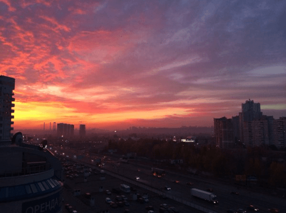 "Взгляни на небо": киевлян опять удивили огненные небеса