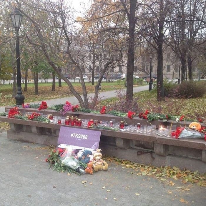Сльози і скорбота Росії: у Пітері та Москві оплакують жертв авіакатастрофи в Єгипті. Фоторепортаж