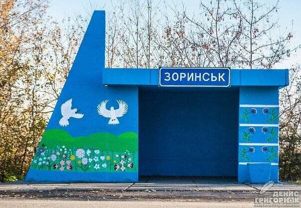 На Луганщині розмалювали зупинки в кольори "ЛНР": фоторепортаж