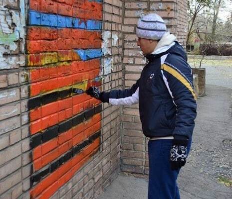 В оккупированном Луганске закрасили украинские флаги черным: опубликованы фото