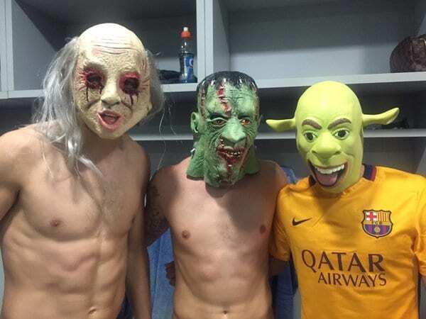 Атака зомби: футболисты "Барселоны" напугали журналистов после матча