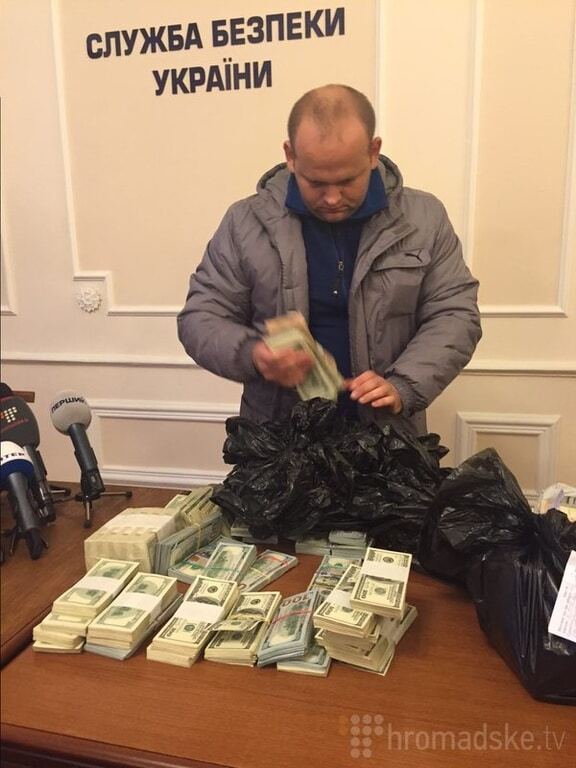 Все, що вилучили в Дніпропетровську: СБУ показала речдоки, гроші та зброю. Фоторепортаж