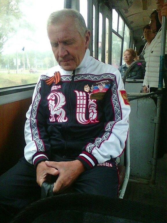 "Модник": в Донецке пенсионер отличился нарядом сепаратиста
