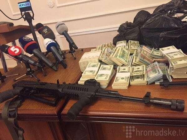 Все, що вилучили в Дніпропетровську: СБУ показала речдоки, гроші та зброю. Фоторепортаж