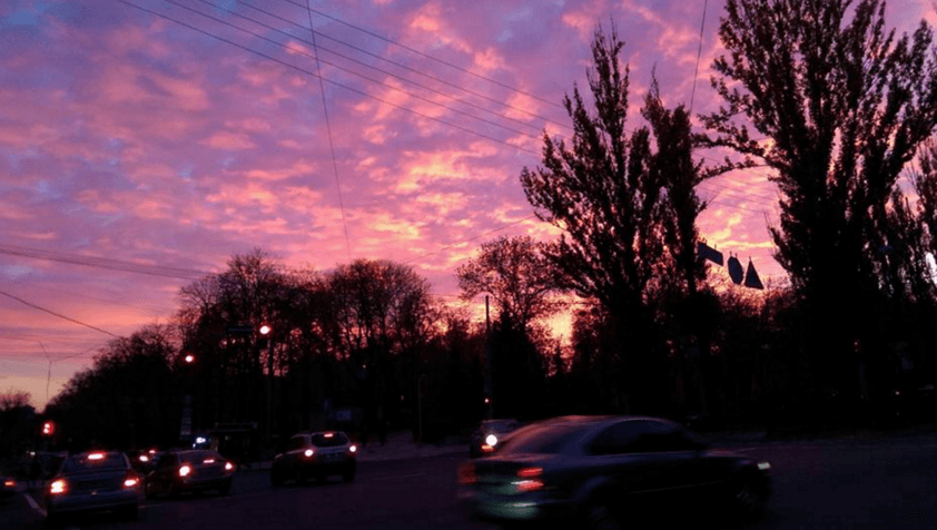 "Взгляни на небо": киевлян опять удивили огненные небеса