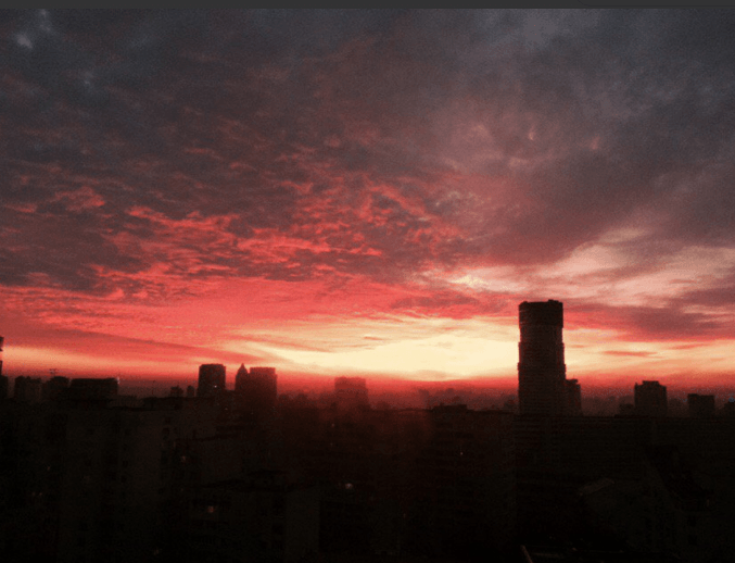 "Поглянь на небо": киян знову здивували вогненні небеса