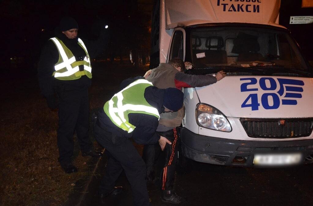 В Харькове водитель грузового такси сбил полицейского и сбежал: фото с места событий