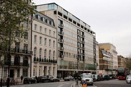 Миллиардер и продюсер "Большого куша" выпал из окна в Лондоне: фотофакт
