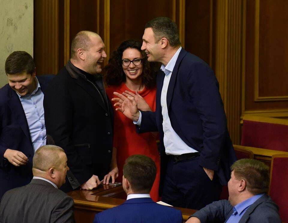Кличко и Береза "дебатировали" в Раде кулаками, улыбками и даже губками-уточками