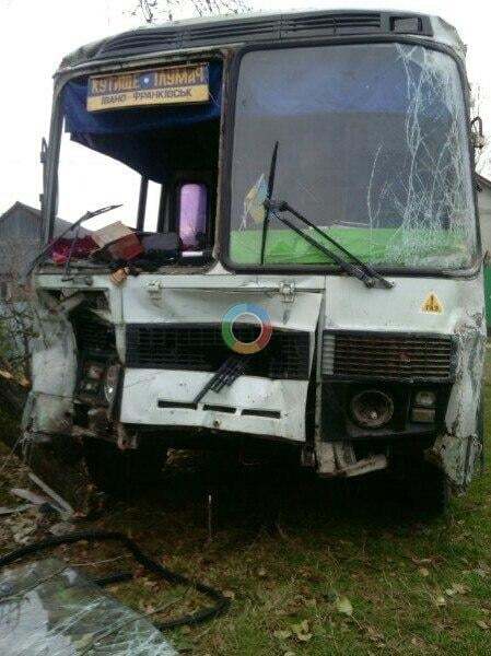 На Прикарпатті автобус із пасажирами розніс півбудинку: опубліковані фото