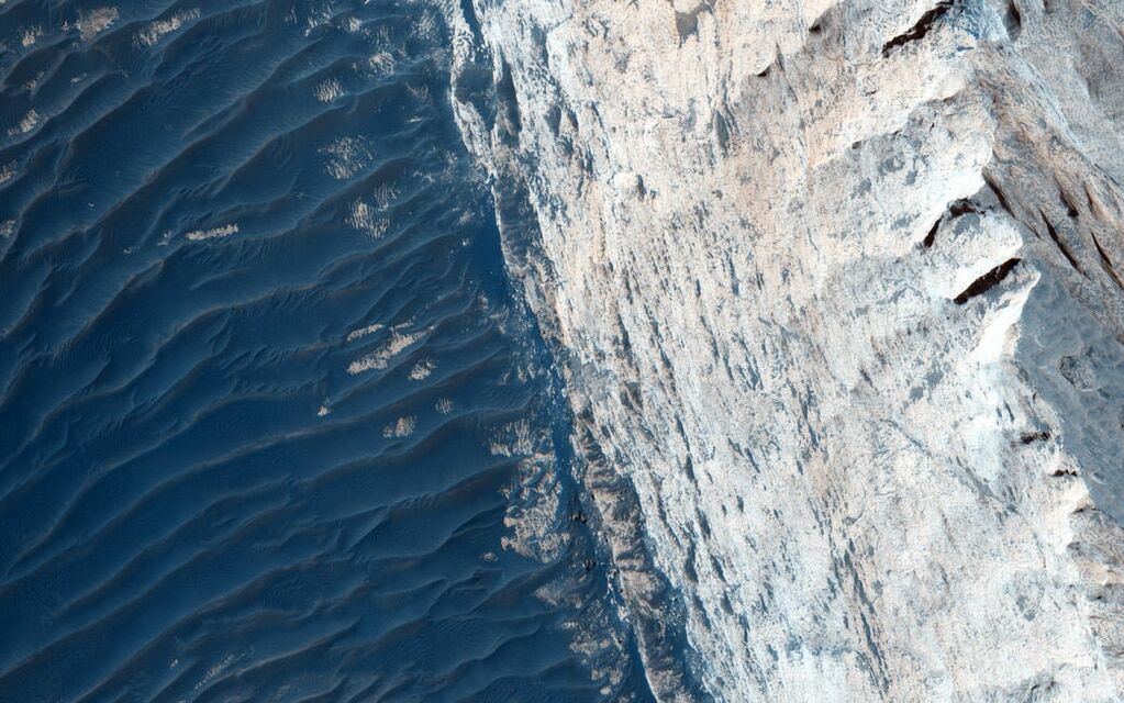 NASA показало фото "золотого" каньона на Марсе