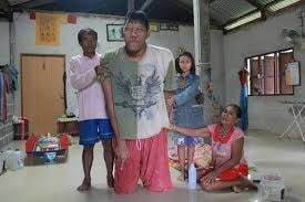 Самый высокий человек в мире скончался в Таиланде 