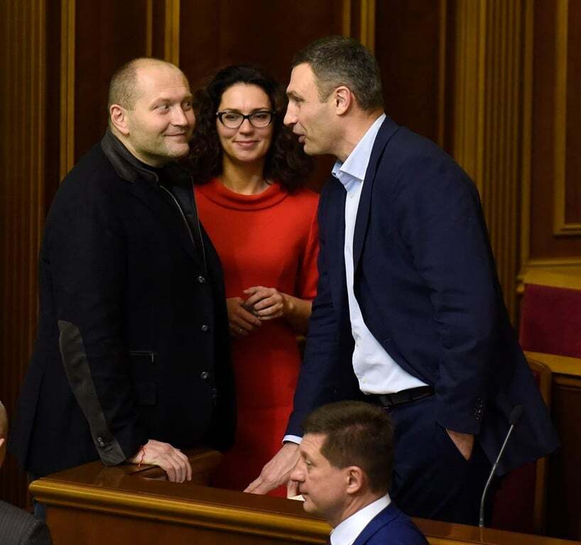 Кличко и Береза "дебатировали" в Раде кулаками, улыбками и даже губками-уточками