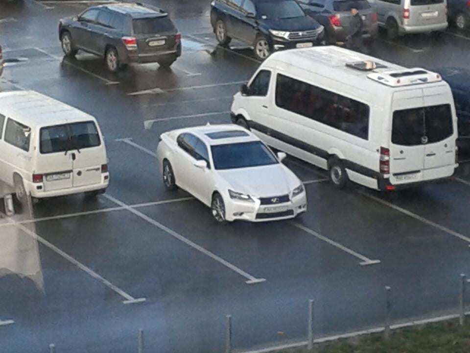 Герой парковки: нахабний Lexus зайняв відразу 4 місця на стоянці