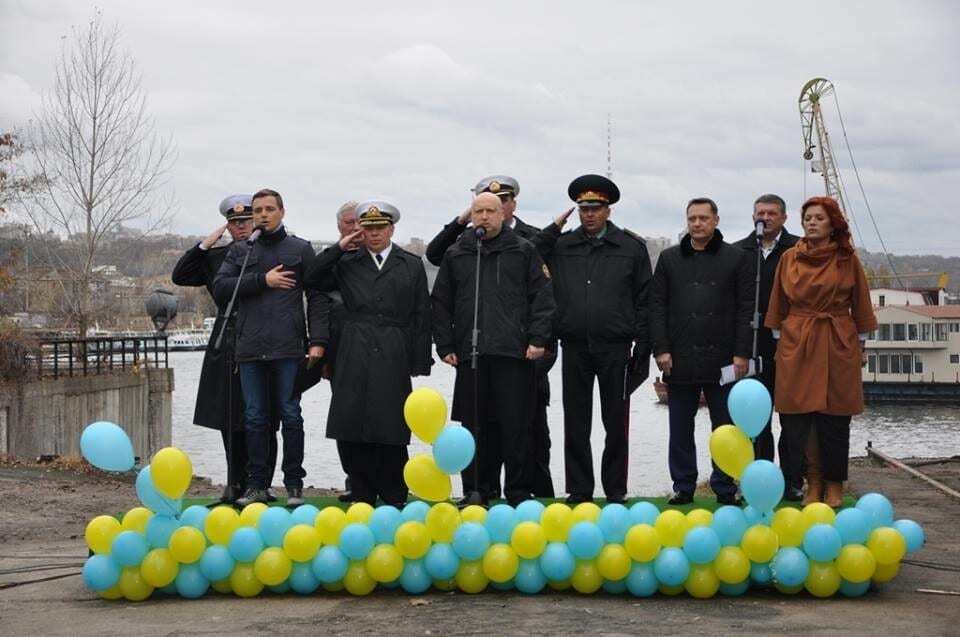 Первый пошел: в Украине спустили на воду новый бронированный катер "Гюрза М". Фоторепортаж