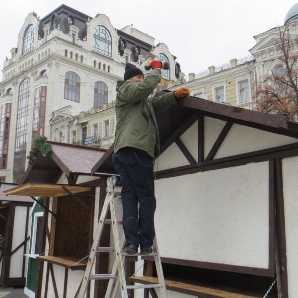 В центре Киева установили первую новогоднюю елку: опубликованы фото