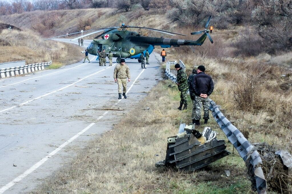 Уламки СУ-25 розлетілися на кілометр: нові фото з місця аварії