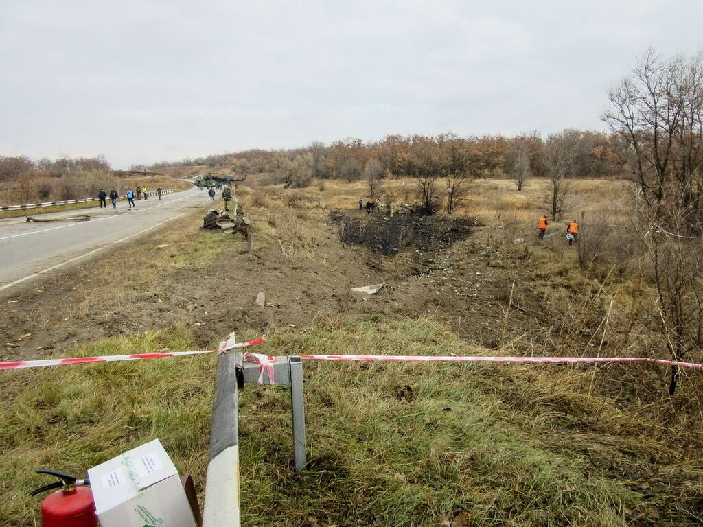 Уламки СУ-25 розлетілися на кілометр: нові фото з місця аварії