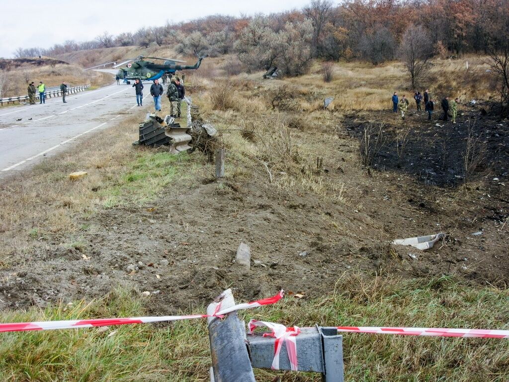 Уламки СУ-25 розлетілися на кілометр: нові фото з місця аварії