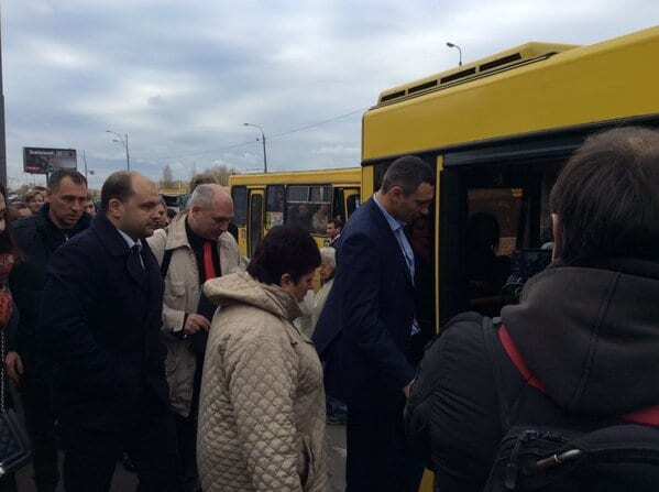 Кличко проехался с киевлянами в автобусе: фотофакт