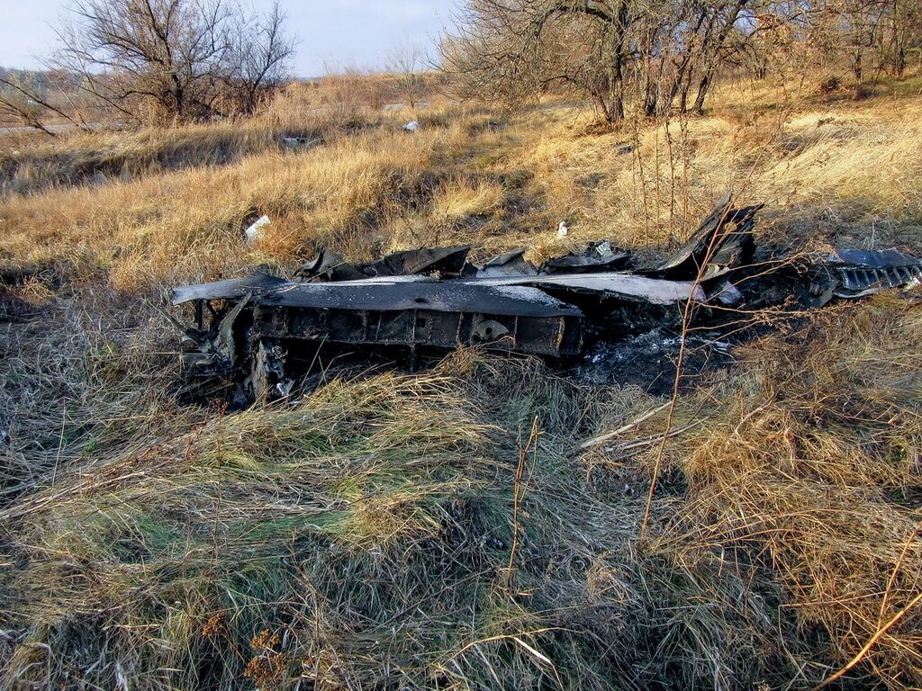 Обломки СУ-25 разлетелись на километр: новые фото с места аварии
