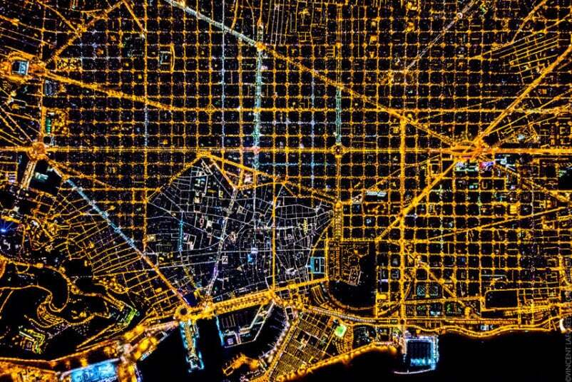 Фотограф підкорив світ знімками нічних міст із нереальної висоти